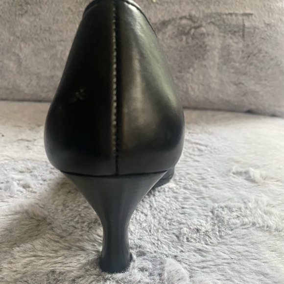 Sofft Black Heels with Elegant Design - Picture 4 of 8